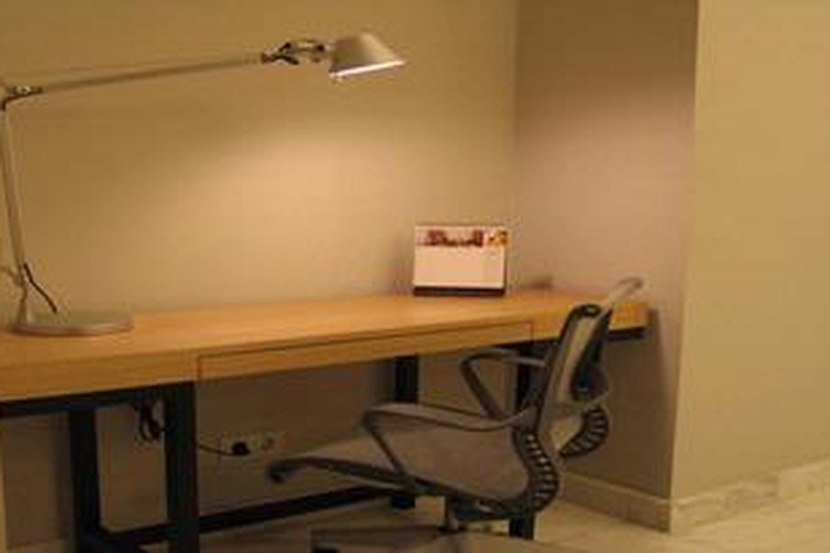 Meja Kerja di Area Kosong