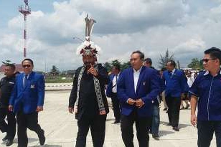 Ketua Umum Partai Nasdem Surya Paloh saat mendarat di Bandar Udara Temindung, Samarinda, Kalimantan Timur, Senin (14/3/2016).