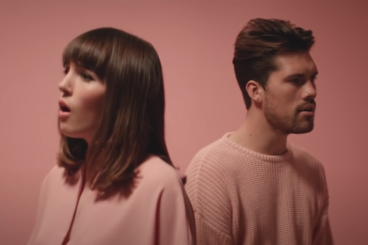 Duo musik Oh Wonder dalam video klip Withou You.