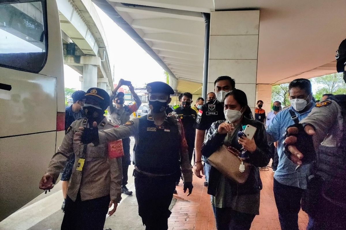 Pihak keluarga penumpang pesawat Sriwijaya Air yang hilang kontak tinggalkan Bandara Soekarno-Hatta menuju RS Polri Kramat Jati, Minggu (10/1/2021) 