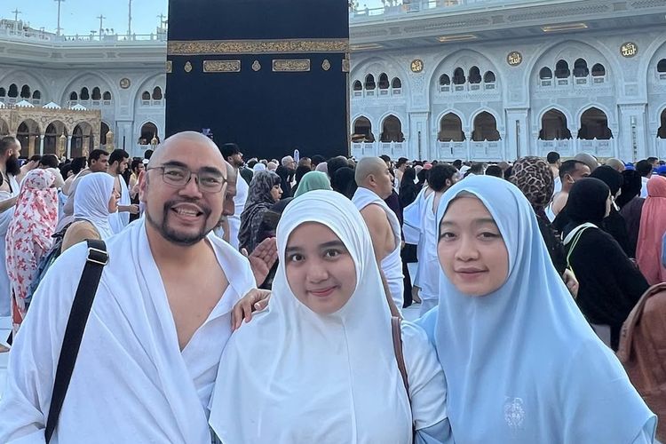 Suami Ayu Dyah Handari meninggal akibat kecelakaan. Baru-baru ini, mereka sempat umrah sekeluarga. Intip 7 potret kenangan indah terakhirnya.