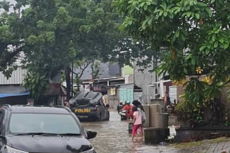 Hujan deras disertai angin kencang, pohon berukuran besat di depan Lapangan Tennis Hasanuddin Jl Sungai Lariang, Kecamatan Ujung Pandang, Kota Makassar timpa 5 orang, Jumat (23/12/2022) siang.