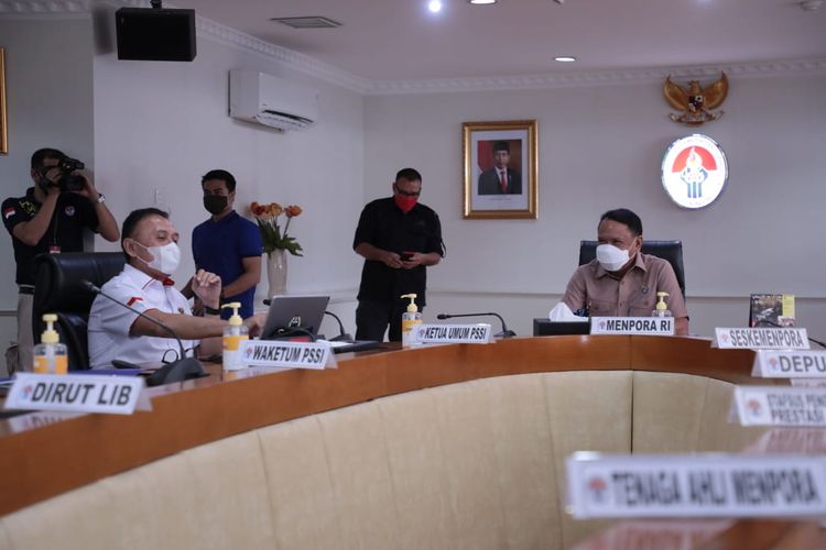 Menpora Zainudin Amali menggelar rapat dengan Ketum PSSI, Mochamad Iriawan, dan Direktur Utama PT LIB di gedung Kemenpora, Jakarta Pusat, Rabu (21/4/2021).