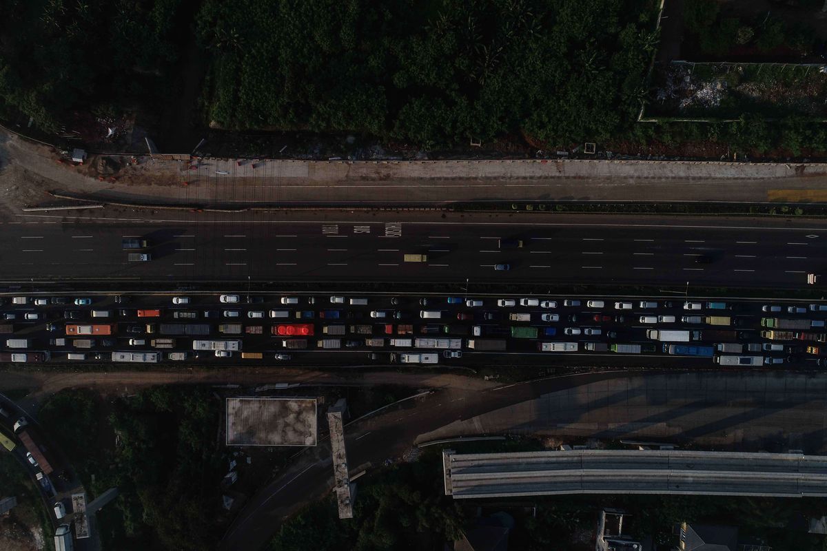 Kondisi lalu lintas di Simpang Susun (SS) Cikunir, Bekasi, Jawa Barat, Rabu (22/5/2019). SS Cikunir yang menjadi penghubung antara Jalan Tol Lingkar Luar Jakarta dan Jalan Tol Jakarta-Cikampek merupakan salah satu titik rawan macet menjelang mudik Lebaran 2019.