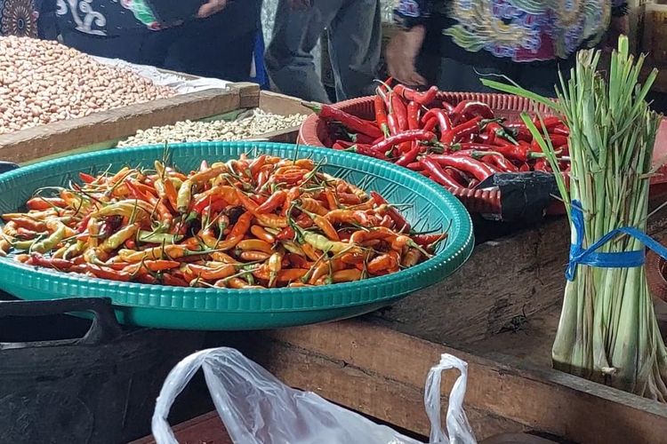 TPID yang dipimpin Sekda Kabupaten Sumenep, Edy Rasyadi melakukan sidak di pasar tradisional Anom, Kabupaten Sumenep, Jumat (10/1/2025).