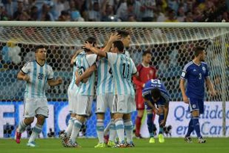 Para pemain Argentina saat merayakan gol ke gawang Bosnia-Herzegovina yang terjadi setelah bek Sead Kolasinac menceploskan bola ke gawang sendiri pada pertandingan Grup F Piala Dunia 2014 di Stadion Maracana, Minggu atau Senin (16/6/2014) dini hari WIB. 