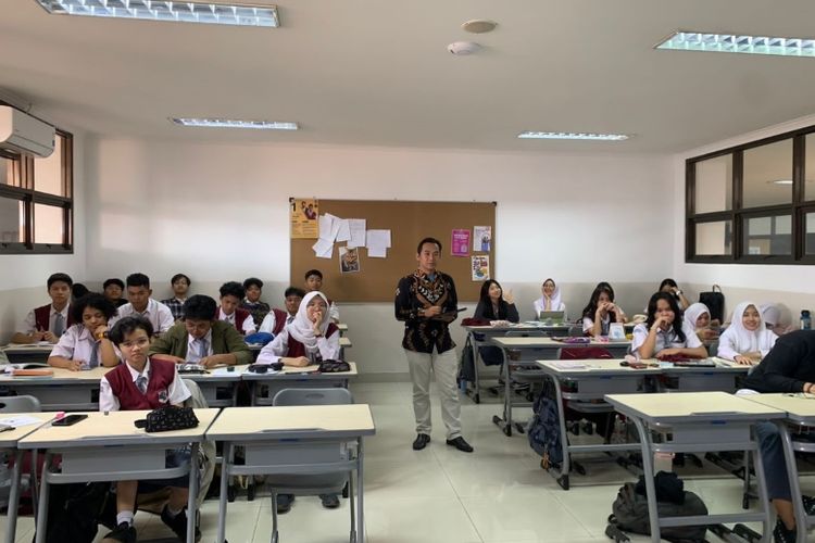 SMA Taruna Bakti telah melengkapi ruang kelasnya dengan sarana pembelajaran berbasis teknologi digital. 