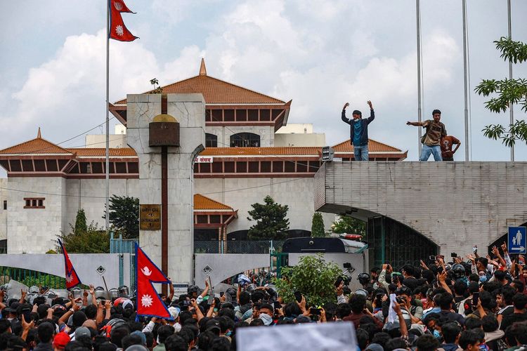 Para peserta demo Nepal berorasi di depan Gedung Parlemen di Kathmandu, Senin (8/9/2025). Demo ini menewaskan sedikitnya 19 orang. Kasus korupsi hingga larangan media sosial jadi landasan massa turun ke jalan.