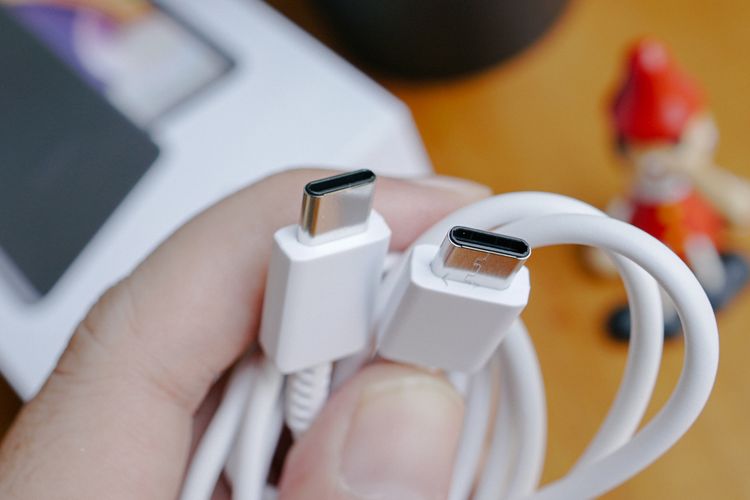 Kabel data yang disertakan berjenis USB C to USB C dan bisa langsung terhubung ke charger
