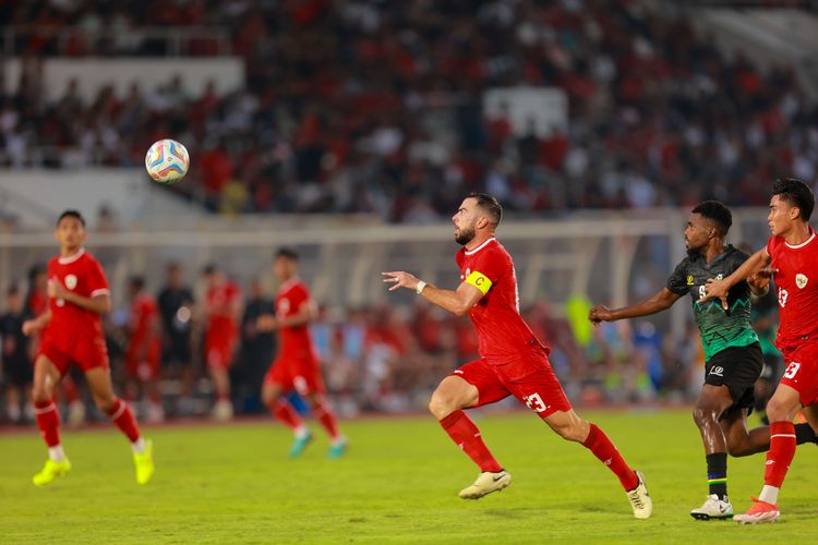 Pemain timnas Indonesia Jordi Amat Maas mengejar bola saat laga persahabatan melawan Tanzania di Stadion Madya, Gelora Bung Karno, Jakarta, Minggu (2/6/2024). Pertandingan berakhir imbang 0-0.