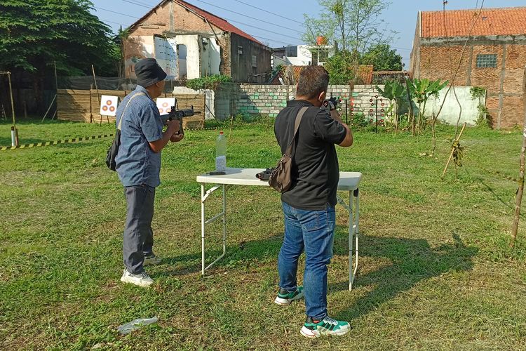 Pengunjung mencoba kegiatan Airsoft Gun Shooting Range yang ada di Nusa Edu Park di Aston Priority Simatupang Hotel & Conference Center, Jakarta Selatan, pada Selasa (4/7/2023).