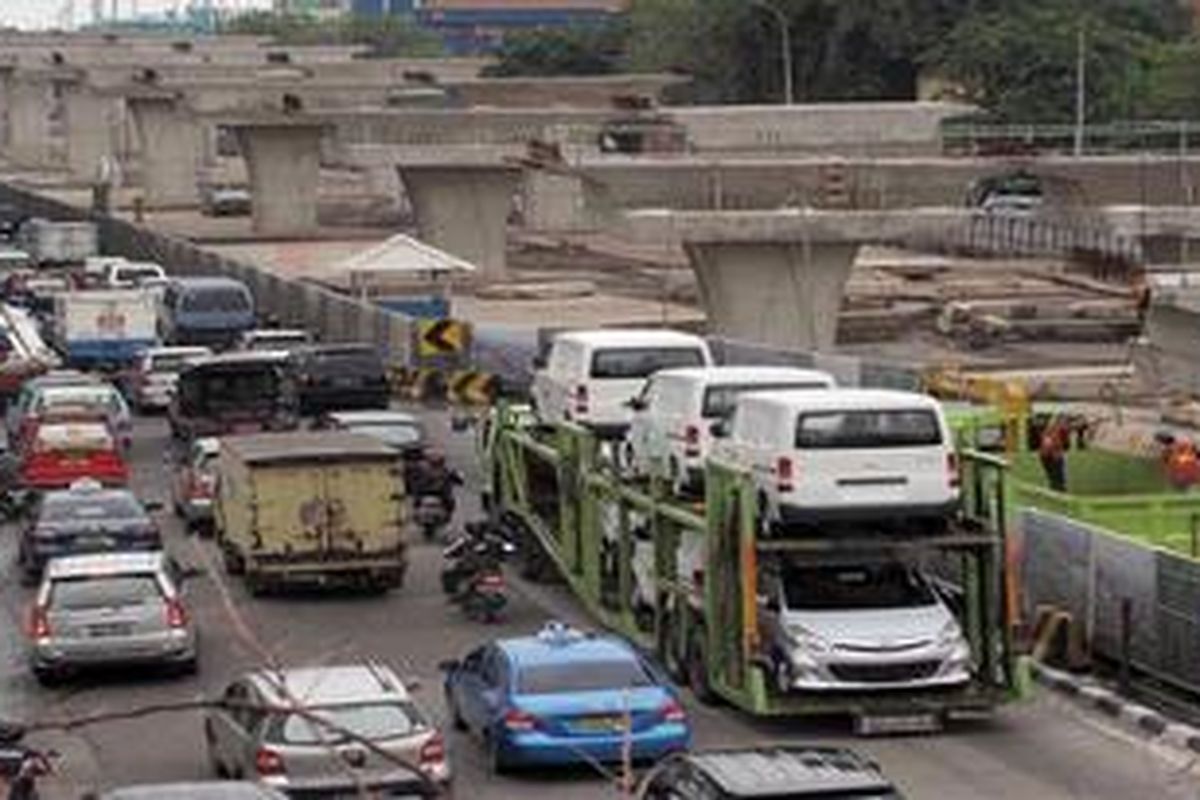 Ilustrasi: mobil-mobil baru terus diproduksi dan dipasarkan di Indonesia. Sepanjang tahun 2011, jumlah mobil baru mencapai 900.000 unit, sedangkan sepeda motor baru 850.000. Hal ini membuat pemerintah harus menambah subsidi bahan bakar minyak.