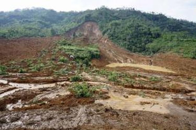 Sebuah rumah (tengah) terkubur akibat bencana tanah longsor yang terjadi di Dusun Jemblung, Desa Sampang, Banjarnegara, Jawa Tengah, Sabtu (13/12/2014). Peristiwa ini mengakibatkan ratusan rumah tertimbun dan puluhan warga meninggal dunia.