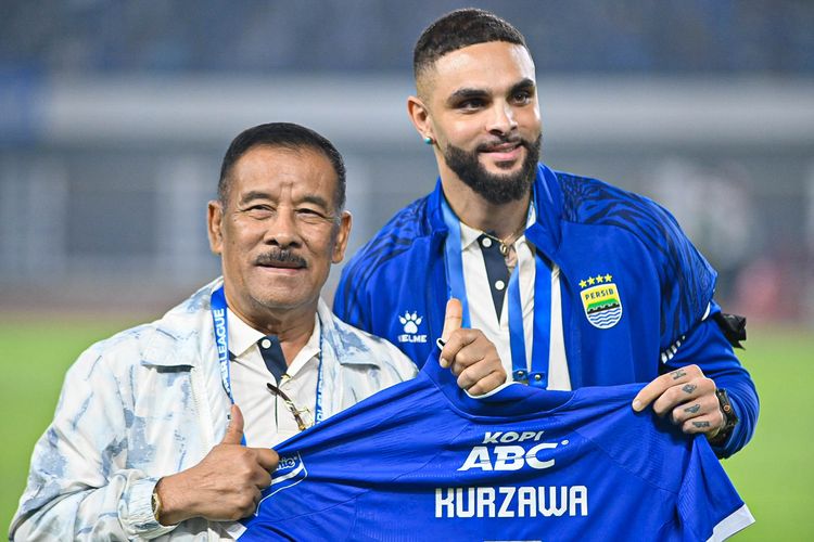 Persib Bandung resmi merekrut legenda Paris Saint-Germain (PSG) Layvin Kurzawa diperkenalkan kepada publik di hadapan ribuan Bobotoh, usai kemenangan lawan PSBS Biak, Minggu (25/1/2026) di Gelora Bandung Lautan Api (GBLA). 