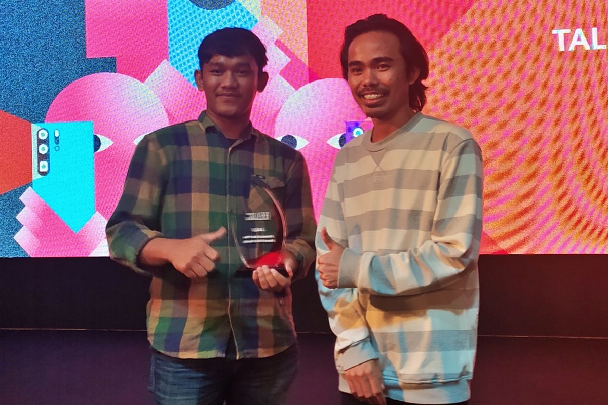 Kiri-kanan: Irwan Sugriawan dan Juhendi Incu Putu. Keduanya merupakan anggota tim pemegang juara pertama Huawei Film Award.