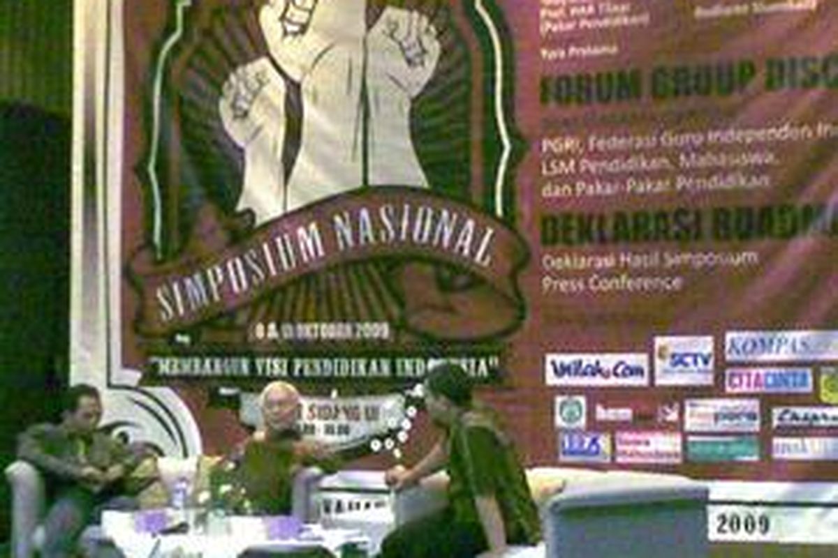 Penulis buku 'Orang Miskin Dilarang Sekolah' Eko Prasetya (paling kiri) dan Prof. HAR Tilaar (tengah) berbicara dalam Simposium Nasional 'Membangun Visi Pendidikan Indonesia' di Balai Sidang Universitas Indonesia (UI), Kamis (8/10).
