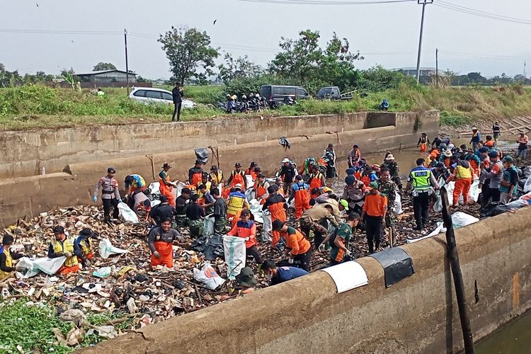 Warga sekitar Sungai Cikeruh, Desa Cimekar, Kecamatan Cileunyi, Kabupaten Bandung, Jawa Barat beserta instansi lainnya turun langsung menbersihkan sungai Cikeruh, Rabu (26/7/2023) akibat video ajakan Pandawara Group.