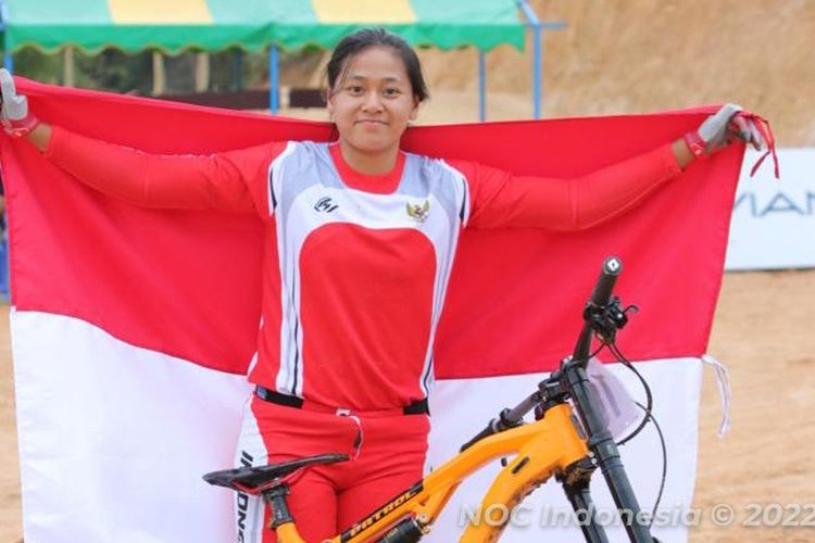 Tiara Andini Prastika mempersembahkan medali emas untuk Indonesia pada cabang olahraga balap sepeda MTB-Donwhill putri di Hoa Binh Gymanstics and Sportes Center, Vietnam, pada Minggu (15/5/2022).
