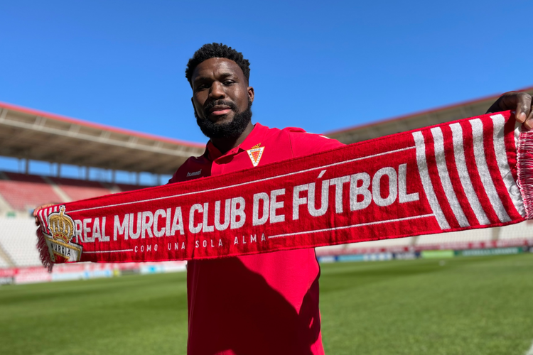 Eks pemain Real Madrid dan timnas Belanda, Royston Drenthe, membuat kontroversi di kasta bawah Liga Spanyol setelah menyeberang dari Racing Murcie ke tim rival sekota, Real Murcia.