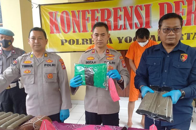 polisi perlihatkan barang bukti gamelan, Kamis (2/2/2023)