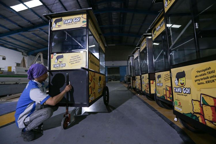 Pekerja menyelesaikan produksi pembuatan gerobak makanan pesanan pelaku bisnis waralaba kuliner di salah satu workshop di Kabupaten Bogor, Kamis (30/6/2022). Sebuah workshop mulai rutin menerima pesananan dari pengusaha waralaba kuliner pasca meredanya kasus pandemi Covid-19.