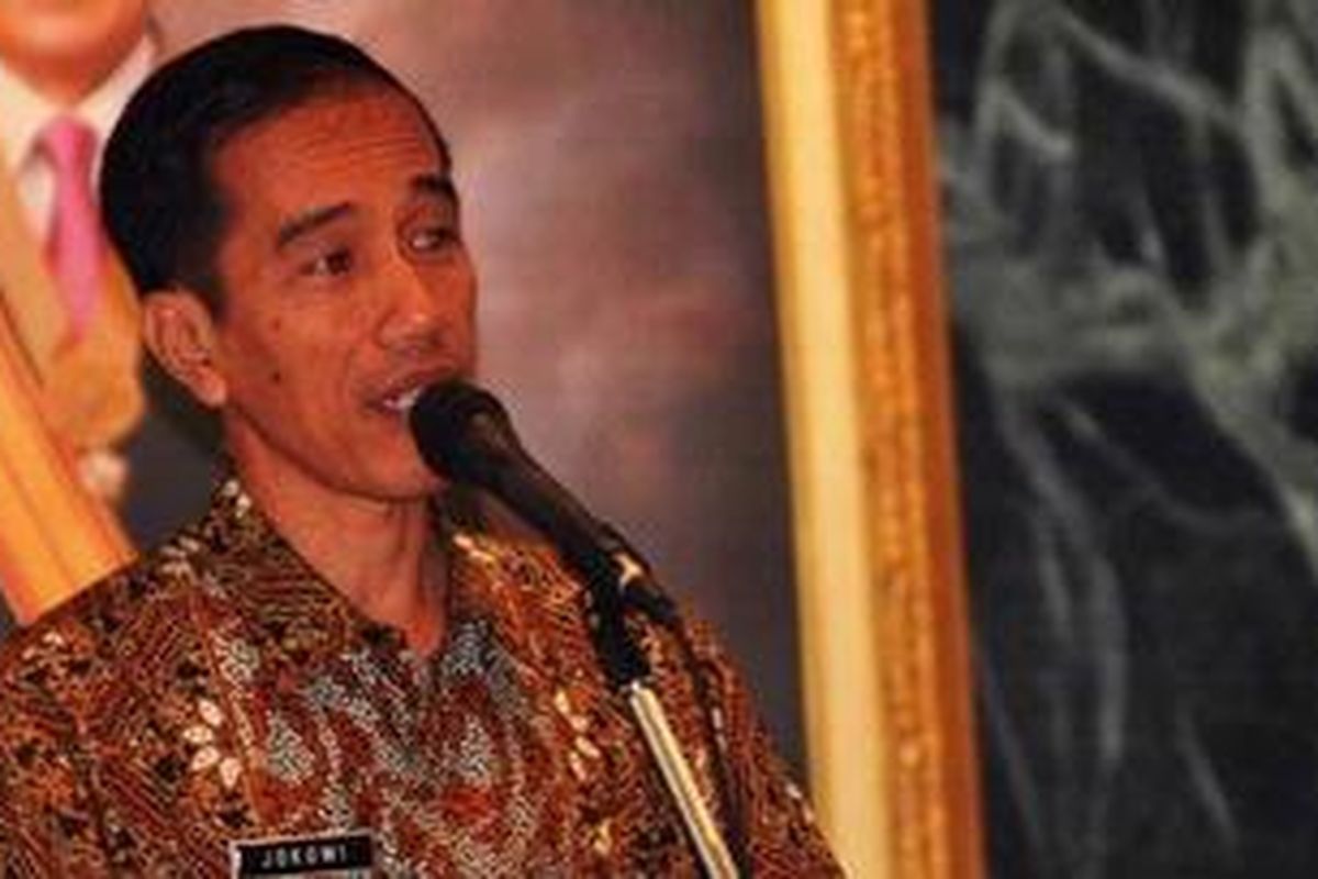 Gubernur dan Wakil Gubernur DKI Jakarta Jokowi-Basuki, memimpin pertemuan dengan lurah dan camat di Balai Agung Kompleks Balai Kota, Jalan Medan Merdeka Selatan, Gambir, Jakarta Pusat, Kamis (25/10/2012). Pertemuan yang di hadiri oleh Bupati, Walikota, Lurah, dan Camat se-Jakarta tersebut bertujuan untuk memberikan pengarahan mengenai birokrasi yang dapat melayani masyarakat dan harus memulai pelayanan masyarakat tepat waktu sehingga semakin optimal. 