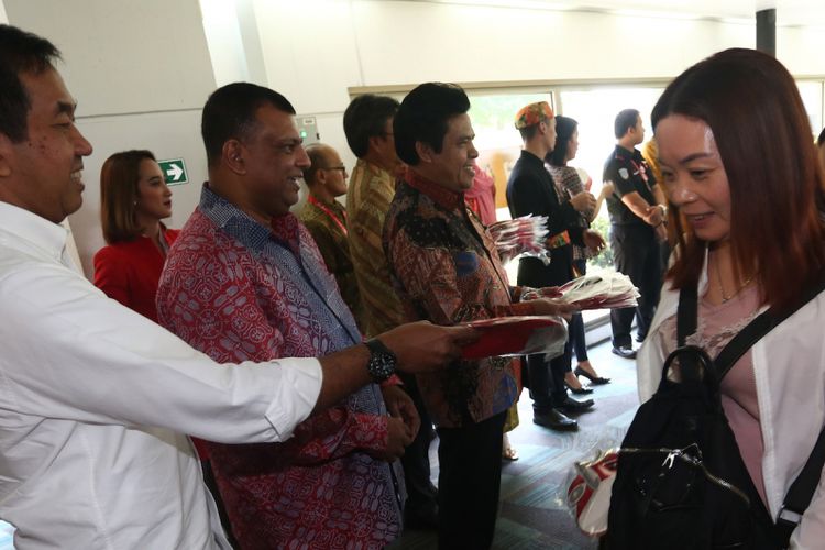CEO Air Asia Tony Fernandez (kedua kiri) bersama Presiden Direktur Angkasa Pura II Muhammad Awaludin (kiri) memberikan cenderamata kepada penumpang penerbangan perdana Makau-Jakarta, di Terminal 2 Bandara Soekarno Hatta, Tangerang, Banten, Senin (7/8/2017). Dibukanya penerbangan langsung Jakarta-Makau dan sebaliknya yang berdurasi tiga kali satu minggu diharapkan mampu mendatangkan turis mancanegara dari Makau untuk berwisata di Indonesia. ANTARA FOTO/Muhammad Iqbal/kye/17