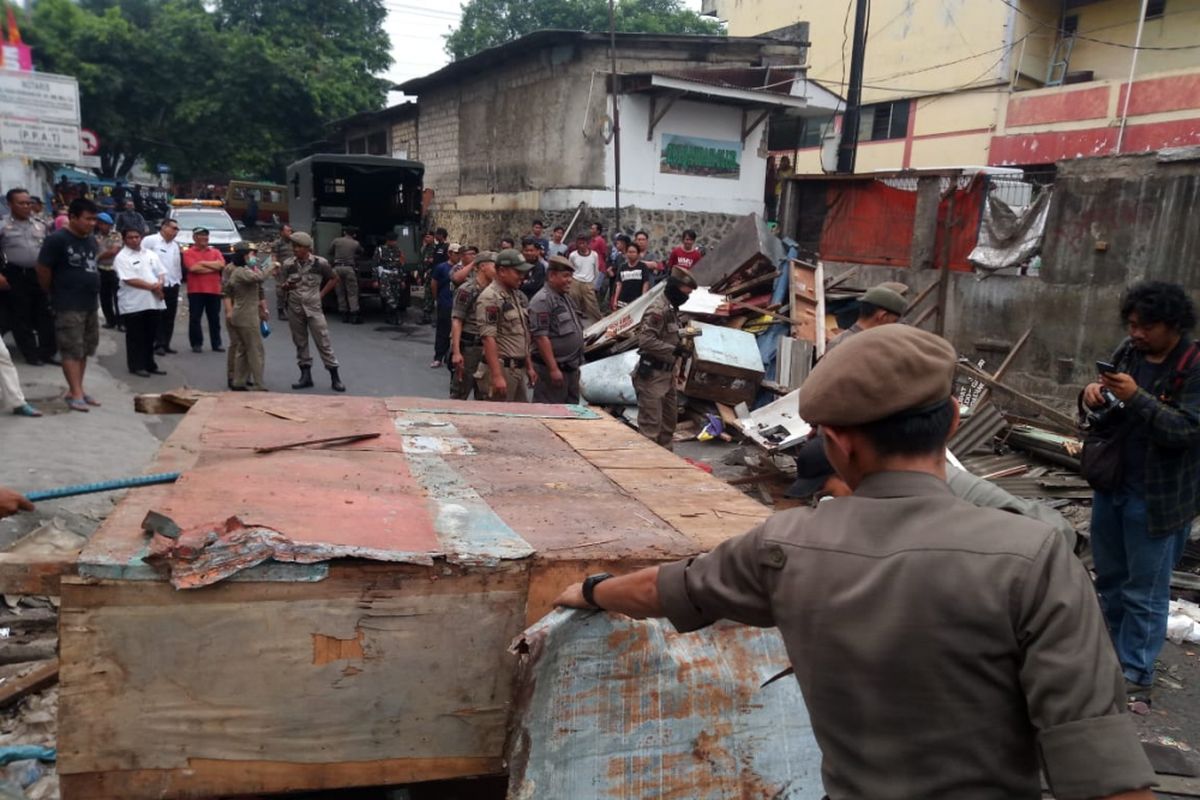 Bangunan liar yang ditertibkan di Jalan Nusantara, Pancoran Mas, Depok, Rabu (19/9/2018).