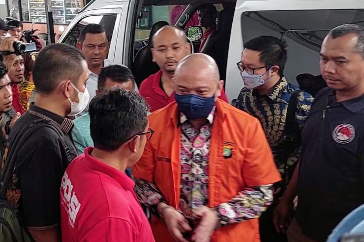 Tersangka kasus narkoba Irjen Pol Teddy Minahasa saat diserahkan penyidik Polda Metro Jaya ke Kejaksaan Negeri Jakarta Barat, Rabu (11/1/2023). 
