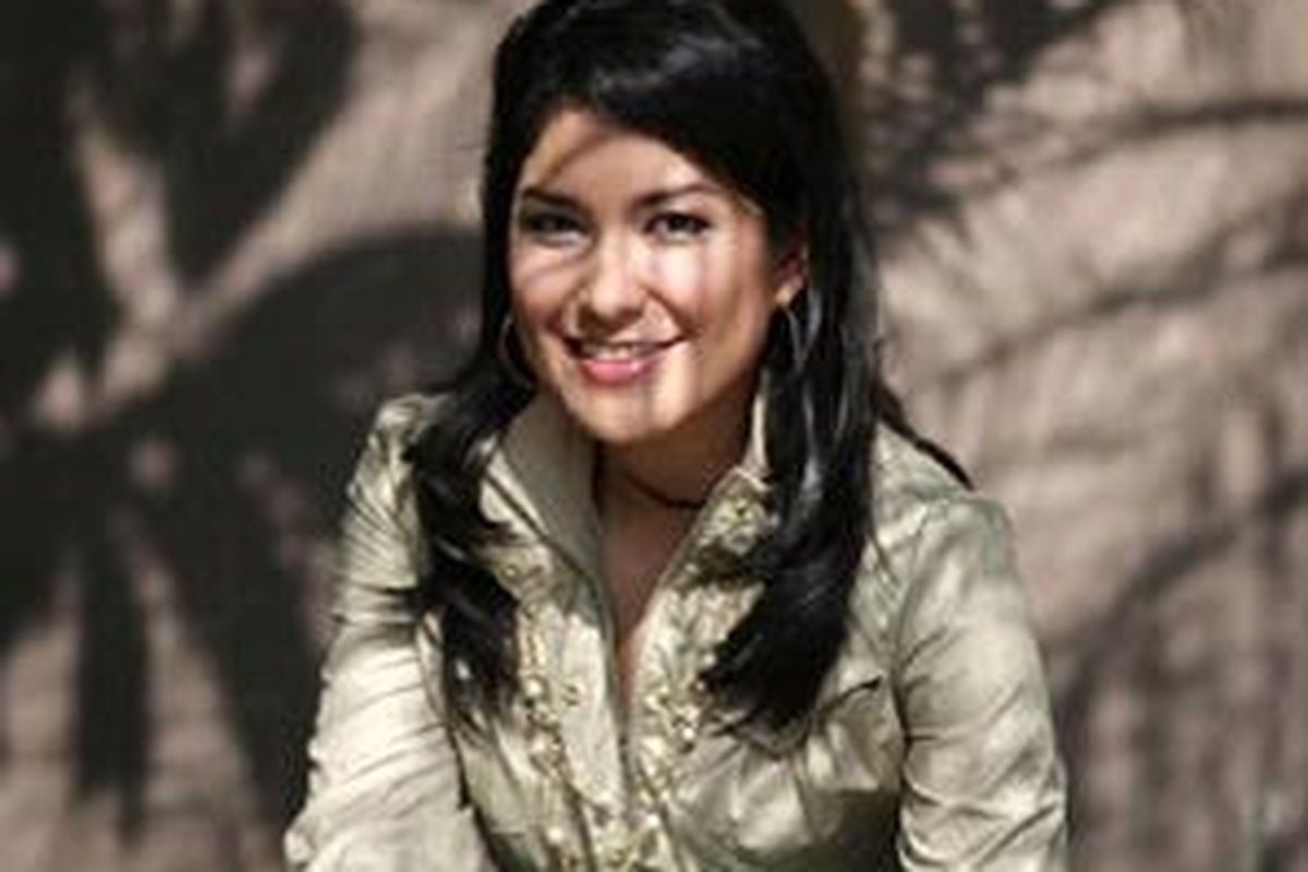 Valerina Daniel menjalankan green lifestyle bersama anak dengan menanam pohon. Valerina juga menulis sejumlah buku yang mengajak anak dan keluarga lebih peduli menjaga lingkungan.