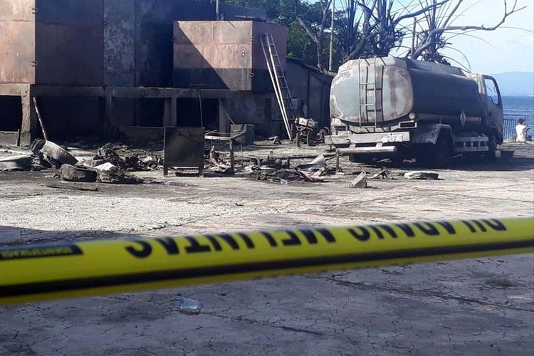 Sebuah mobil tanki BBM ludes terbakar saat melakukan pengisian minyak di SPBU Mini UD Yuseda, Kota Ternate Maluku Utara, Sabtu (13/07/2019)