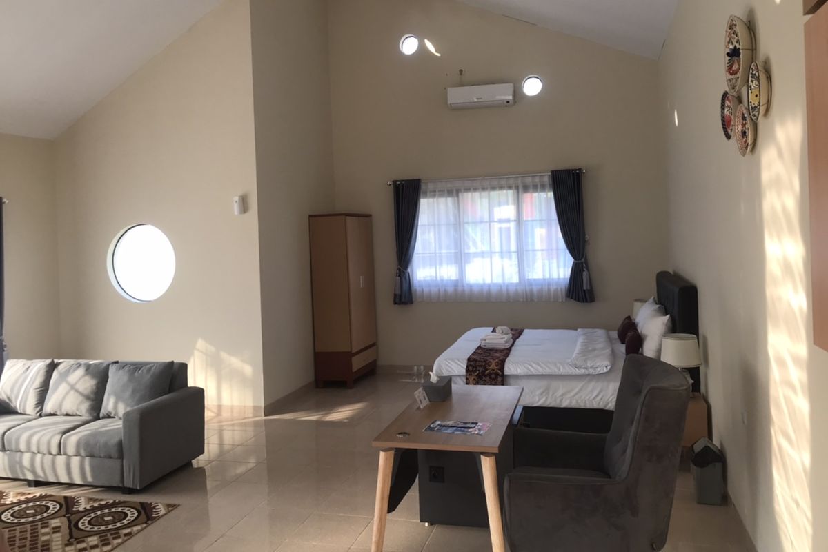 Kamar homestay dengan konsep arsitektur jengki di kawasan Balai Perekonomian Desa (Balkondes) Wringinputih, Kecamatan Borobudur, Magelang, Jawa Tengah pada Selasa (25/7/2023). Balkondes Wringinputih dikelola oleh Badan Usaha Milik Desa (BUMDes) Wringinputih dan diprakarsai oleh PT. Pertamina pada tahun 2017.