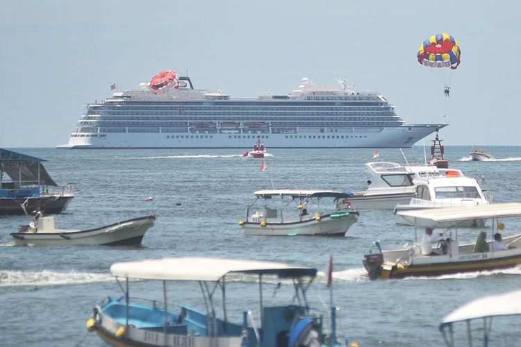 Kapal pesiar berbendera Norwegia Viking Sun melakukan lego jangkar di perairan Benoa, Bali, Sabtu (7/3/2020). Kapal pesiar yang sebelumnya ditolak menurunkan penumpang di Pelabuhan Tanjung Mas Semarang dan bersandar di Pelabuhan Tanjung Perak Surabaya untuk mengantisipasi penyebaran COVID-19, sejak Sabtu pagi telah memasuki wilayah perairan Benoa dan menunggu izin bersandar di Pelabuhan Benoa.