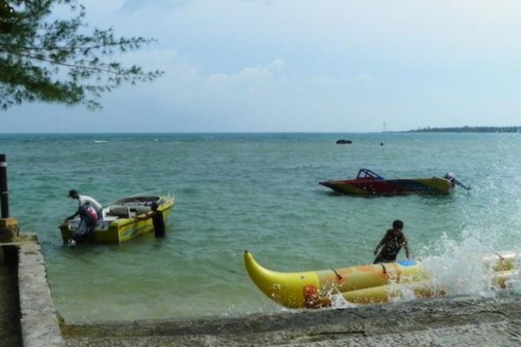 Banana boat di Beach Club, Tanjung Lesung, Pandeglang, Banten, Jumat (13/3/2015)