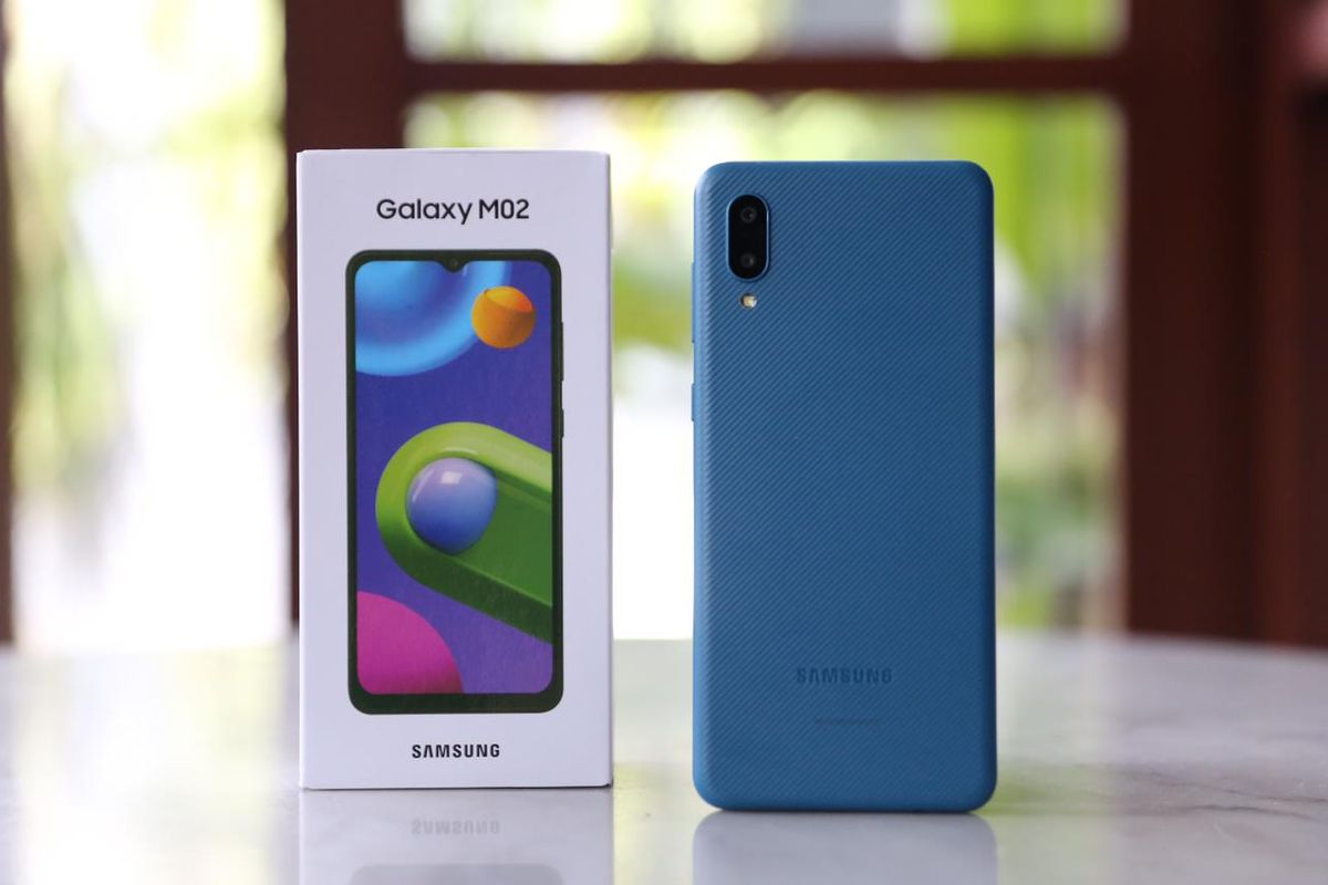 Kotak kemasan dan perangkat Samsung Galaxy M02 varian warna Blue