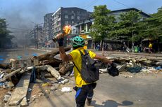 Demonstran Myanmar Lawan Balik Junta Militer, Gunakan Bom Molotov dan Ketapel