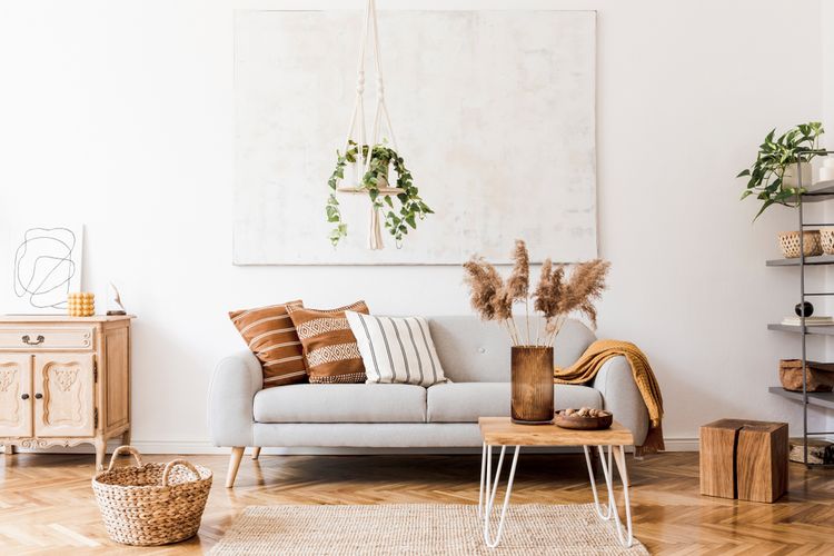 Ilustrasi dekorasi ruang keluarga dengan tema Bohemian modern yang rapi dan tertata.