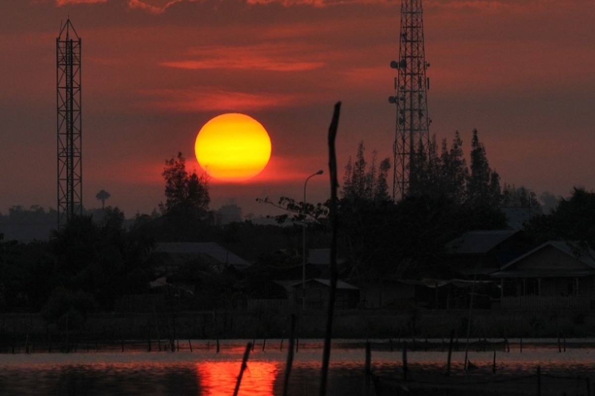 Penampakan matahari senja jelang terbenam dari Waduk Kota Lhokseumawe. Waduk ini merupakan salah satu obyek wisata di kota tersebut