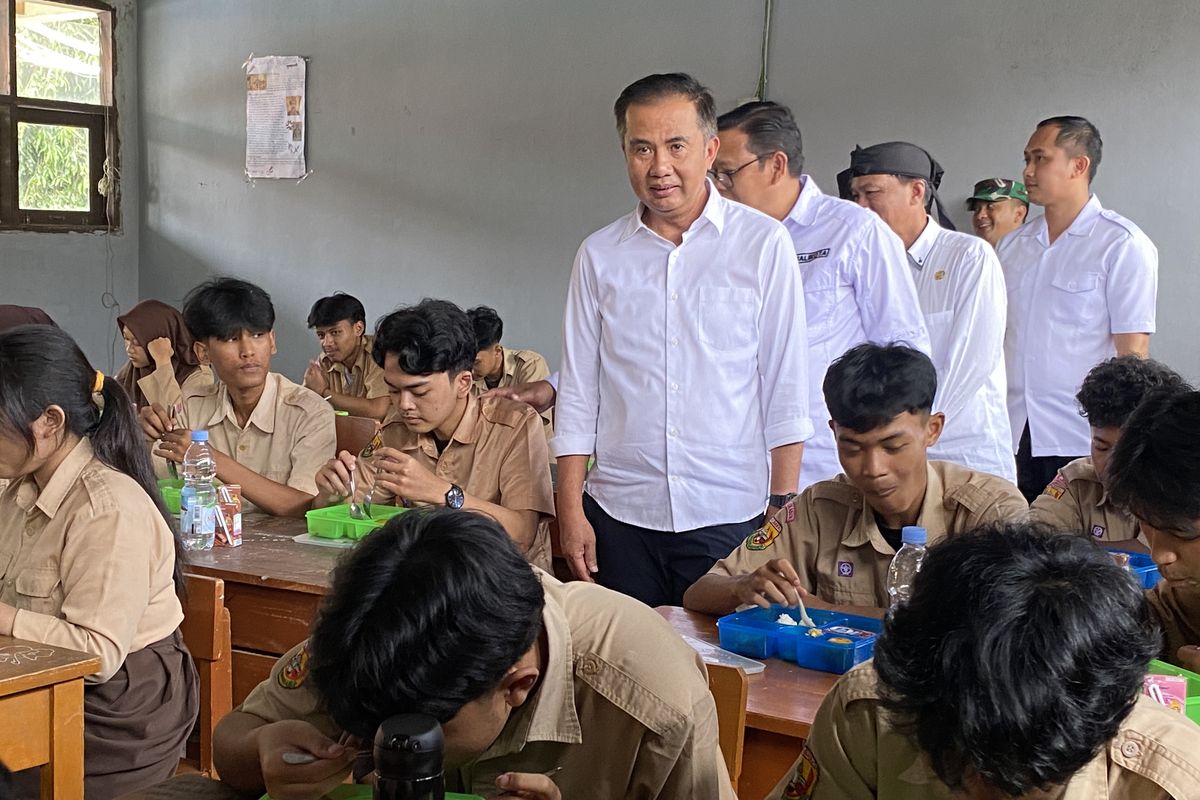Pj Gubernur Jawa Barat, Bey Machmudin saat meninjau pelaksanaan program MBG di SMAN 5 Kota Sukabumi, Rabu (8/1/2025).