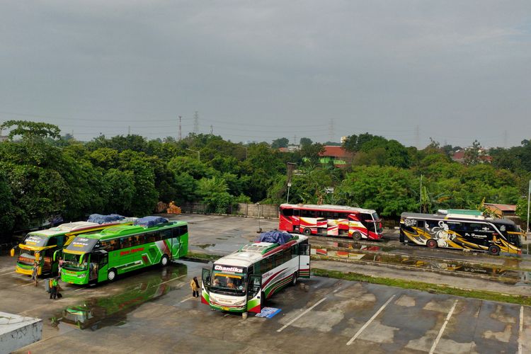 Bus AKAP di Terminal Terpadu Pulo Gebang