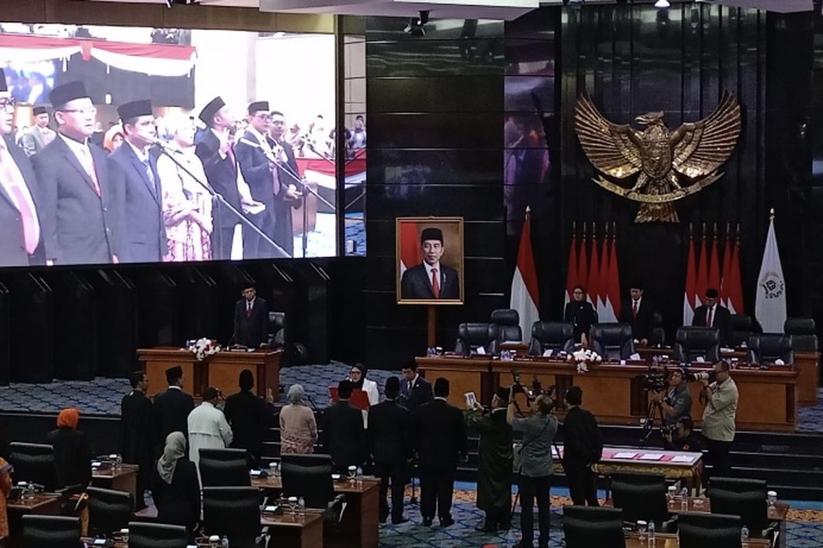 DPRD DKI Jakarta melantik enam anggota dewan baru hasil pergantian antarwaktu (PAW) dari fraksi PSI, PKS hingga Gerindra dalam rapat Paripurna pada Senin (8/1/2024). 