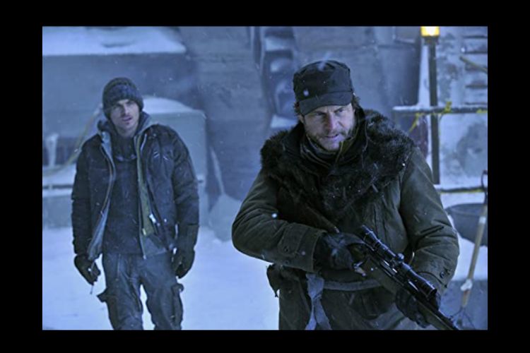 Bill Paxton dab Kevin Zegers dalam film The Colony (2013)