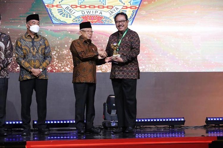 Wapres menyerahkan penghargaan kepada 22 provinsi yang telah mencapai UHC.