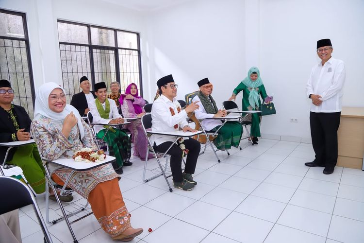 Menteri Ketenagakerjaan (Menaker) Ida Fauziyah dalam acara peresmian BLK Komunitas di Pesantren Tanwiriyyah Cianjur, Jawa Barat (Jabar), Selasa (4/10/2022).
