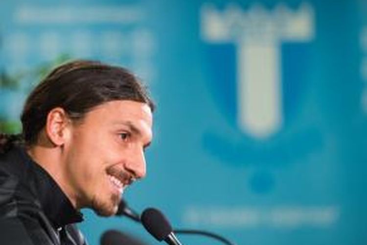 Striker Paris Saint-Germain, Zlatan Ibrahimovic, melakoni konferensi pers untuk pertandingan melawan Malmo, Rabu (25/11/2015).