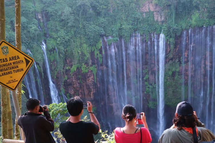 Wisatawan menikmati panorama Air Terjun Tumpak Sewu di Desa Sidomulyo, Kecamatan Pronojiwo, Kabupaten Lumajang, Jawa Timur, Minggu (9/4/2017).