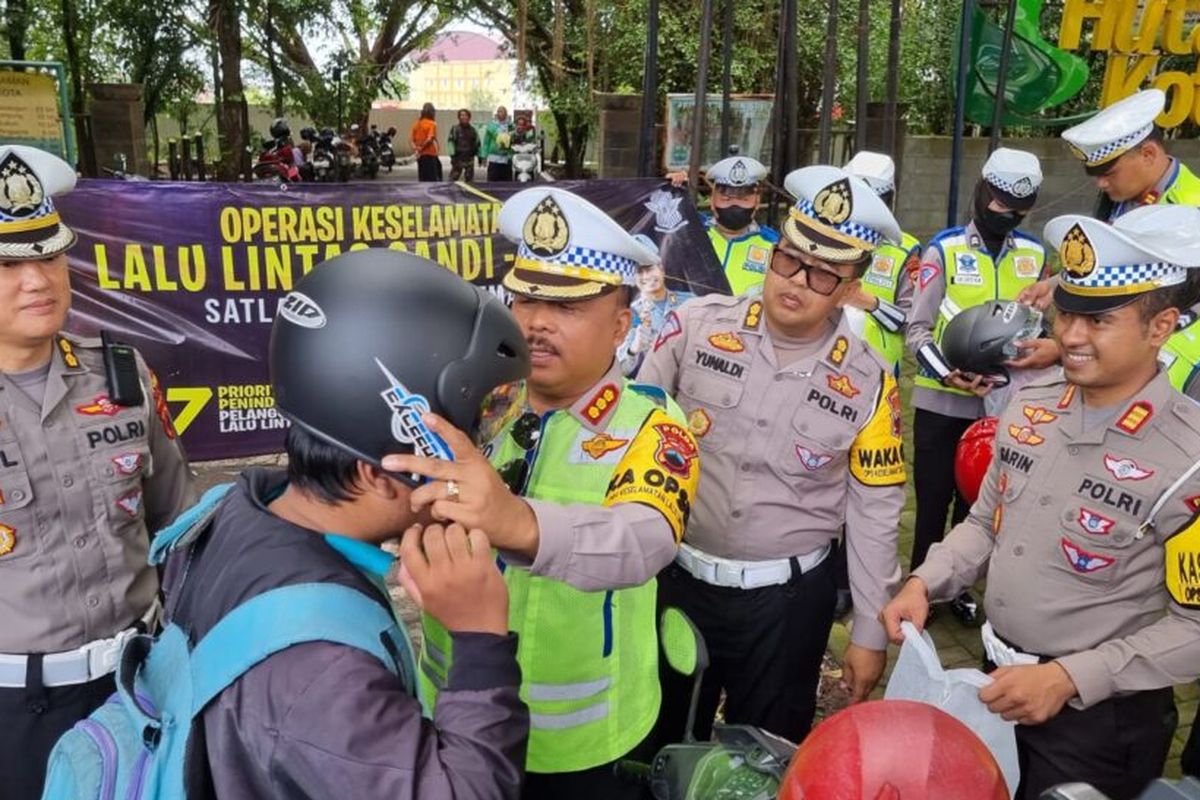 Dirlantas Polda Jawa Tengah Kombes Pol Agus Suryo Nugroho membagikan helm kepada pengendara sepeda motor di Demak 