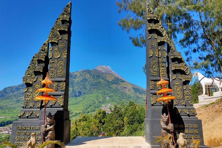 Keindahan gapura di Bukit Sanjaya Selo, Boyolali berlatar lanskap pegunungan.