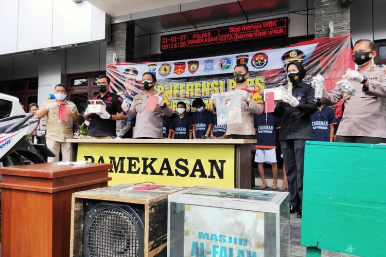 Kapolres Pamekasan, AKBP Apip Ginanjar saat jumpa pers soal penangkapan pelaku pencurian kotak amal masjid, Rabu (27/1/2021).