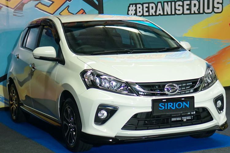 Daihatsu Sirion Sirion meraih penghargaan sebagai mobil city car terbaik 2020 pilihan anak muda di Indonesia 